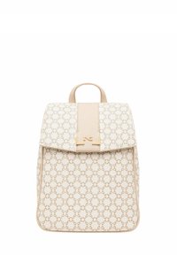 Zaino beige con un motivo testurizzato, chiusura a pattina con un accento del logo e una maniglia superiore per una facilità di trasporto.