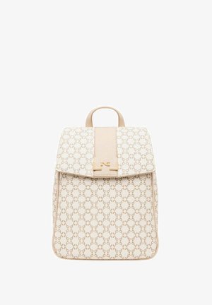Zaino beige con un motivo testurizzato, chiusura a pattina con un accento del logo e una maniglia superiore per una facilità di trasporto.