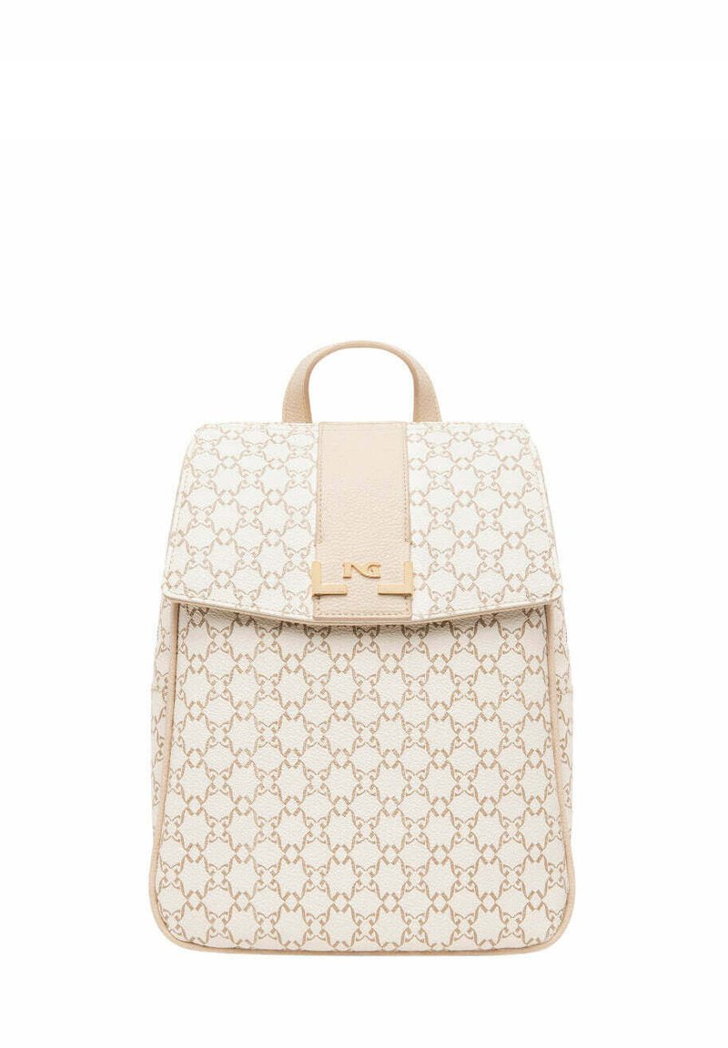 Zaino beige con un motivo testurizzato, chiusura a pattina con un accento del logo e una maniglia superiore per una facilità di trasporto.