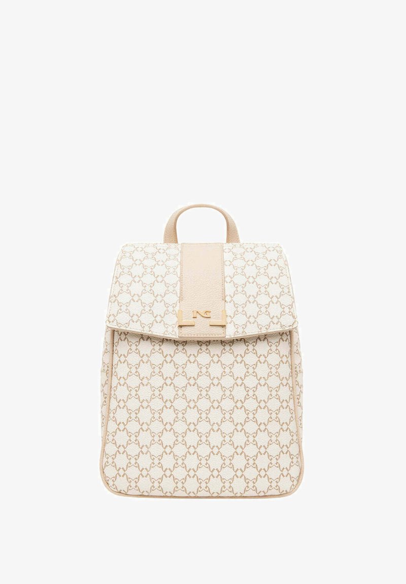 Zaino beige con un motivo testurizzato, chiusura a pattina con un accento del logo e una maniglia superiore per una facilità di trasporto.