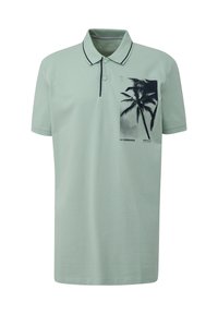 Miętowa koszulka polo z grafiką czarno-białej palmy po lewej stronie. Posiada kołnierzyk i kontrastowe ciemne wykończenia.