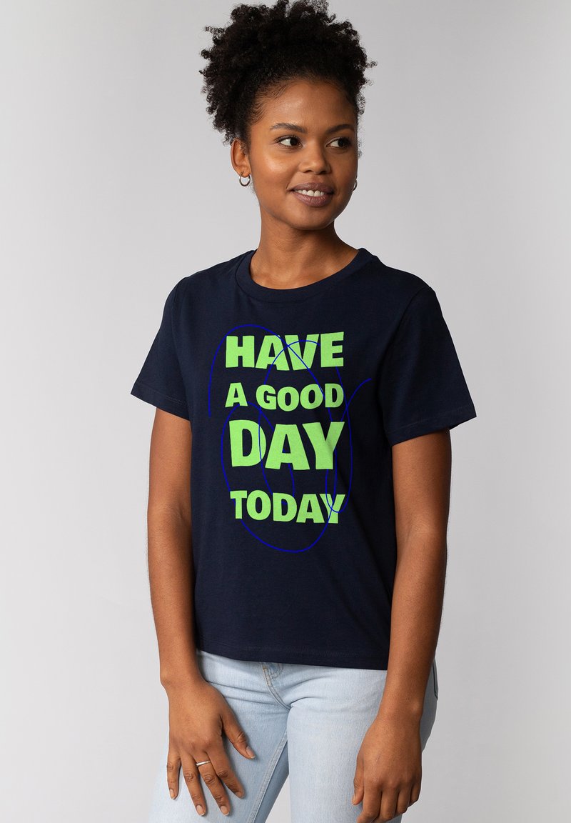 Navyblaue Baumwoll-T-Shirt mit fettem, grünem Text, der "HAB HEUTE EINEN GUTEN TAG" lautet. Kurze Ärmel und runder Ausschnitt.