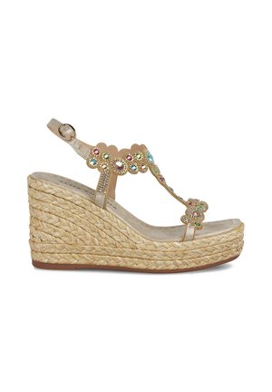 Sandalia de cuña beige con tacón de yute trenzado, diseño floral y pedrería colorida a lo largo de la parte superior, correa ajustable en el tobillo y punta abierta.