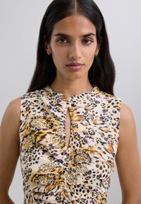 Ärmelloses Kleid aus leichtem Stoff mit mehrfarbigem Leopardenmuster. Ausschnitt mit Schlitz und gerafften Details in der Mitte und an den Schultern.