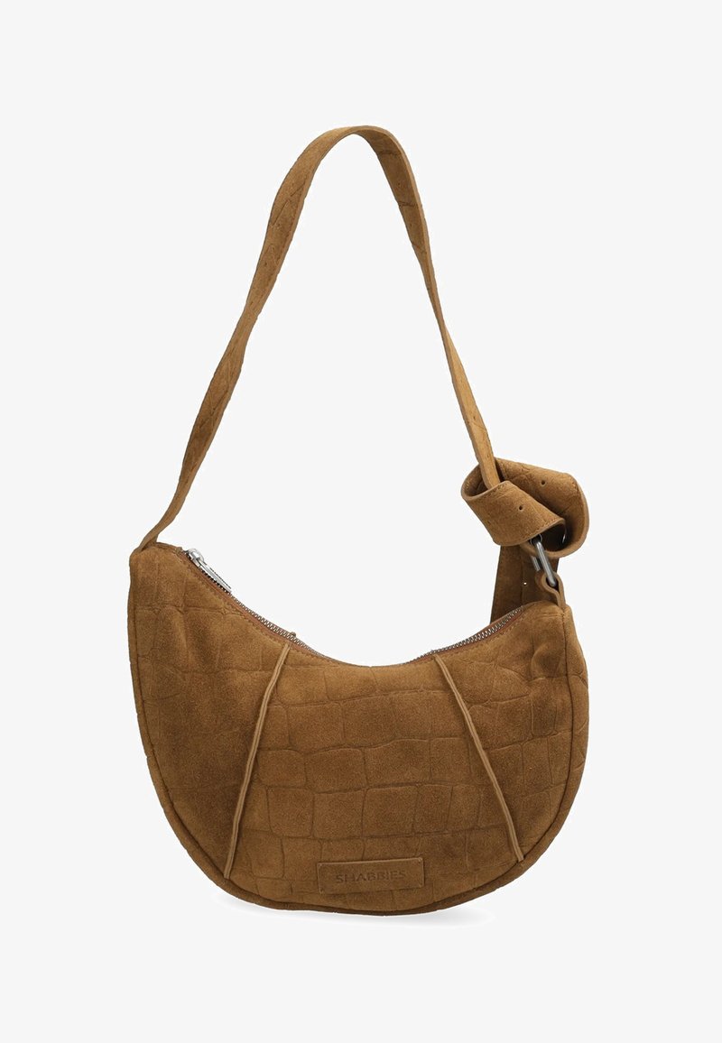 Sac bandoulière en daim marron à forme incurvée, motif crocodile texturé, fermeture éclair sur le dessus et sangle tressée. Détail avec logo.