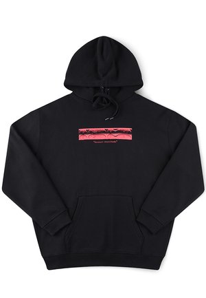 Μαύρο φούτερ με κουκούλα και τσέπη μπροστά, κορδόνι στην κουκούλα και μια κόκκινη οριζόντια ρίγα στο στήθος με μικρό κείμενο από κάτω.