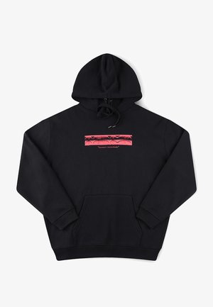 Μαύρο φούτερ με κουκούλα και τσέπη μπροστά, κορδόνι στην κουκούλα και μια κόκκινη οριζόντια ρίγα στο στήθος με μικρό κείμενο από κάτω.