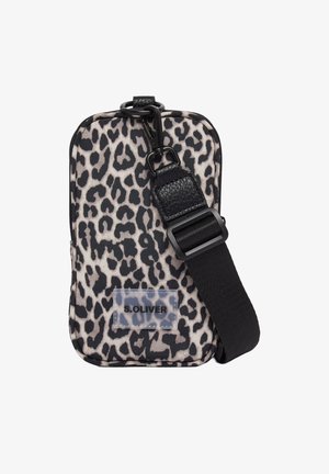 Kruisbodytas met luipaardprint, gemaakt van duurzaam fabric, voorzien van een zwarte verstelbare schouderband en een transparante logopatch. Compacte rechthoekige vorm.