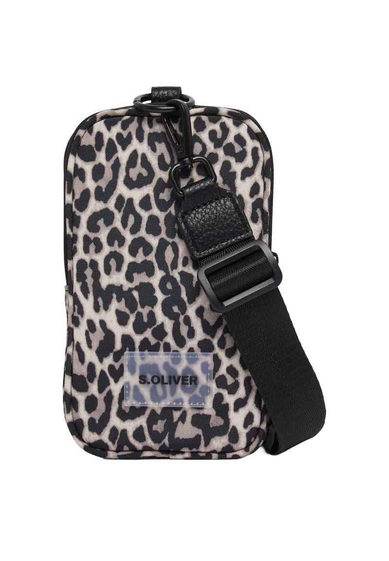 Borsa a tracolla con stampa leopardata realizzata in tessuto durevole, dotata di una tracolla nera regolabile e di una patch logo trasparente. Forma rettangolare compatta.