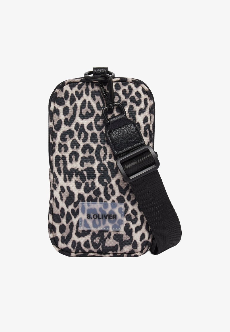 Torba na ramię w panterkę wykonana z trwałego materiału, z czarnym regulowanym paskiem i przezroczystą naszywką z logo. Kompaktowy prostokątny kształt.