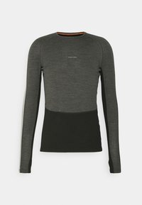 Długi rękaw termicznej koszulki w ciemnoszarym i czarnym kolorze, z okrągłym dekoltem, kontrastującymi teksturowanymi materiałami i logo na piersi.