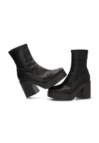 Botas negras hasta el tobillo de cuero suave, con punta redondeada, tacón alto y bloque, y apertura elástica para facilitar el uso.