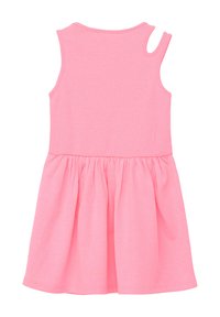 Rosa ärmelloses Kleid mit gerippter Textur. Es hat ein eng anliegendes Oberteil und einen ausgestellten Rock. Enthält ein kleines Ausschnittdetail an der Schulter.