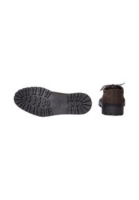 Scarpa in suede marrone con suola in gomma nera texturizzata, dotata di punta tonda e chiusura con lacci. Nota è la trama del battistrada sulla suola.