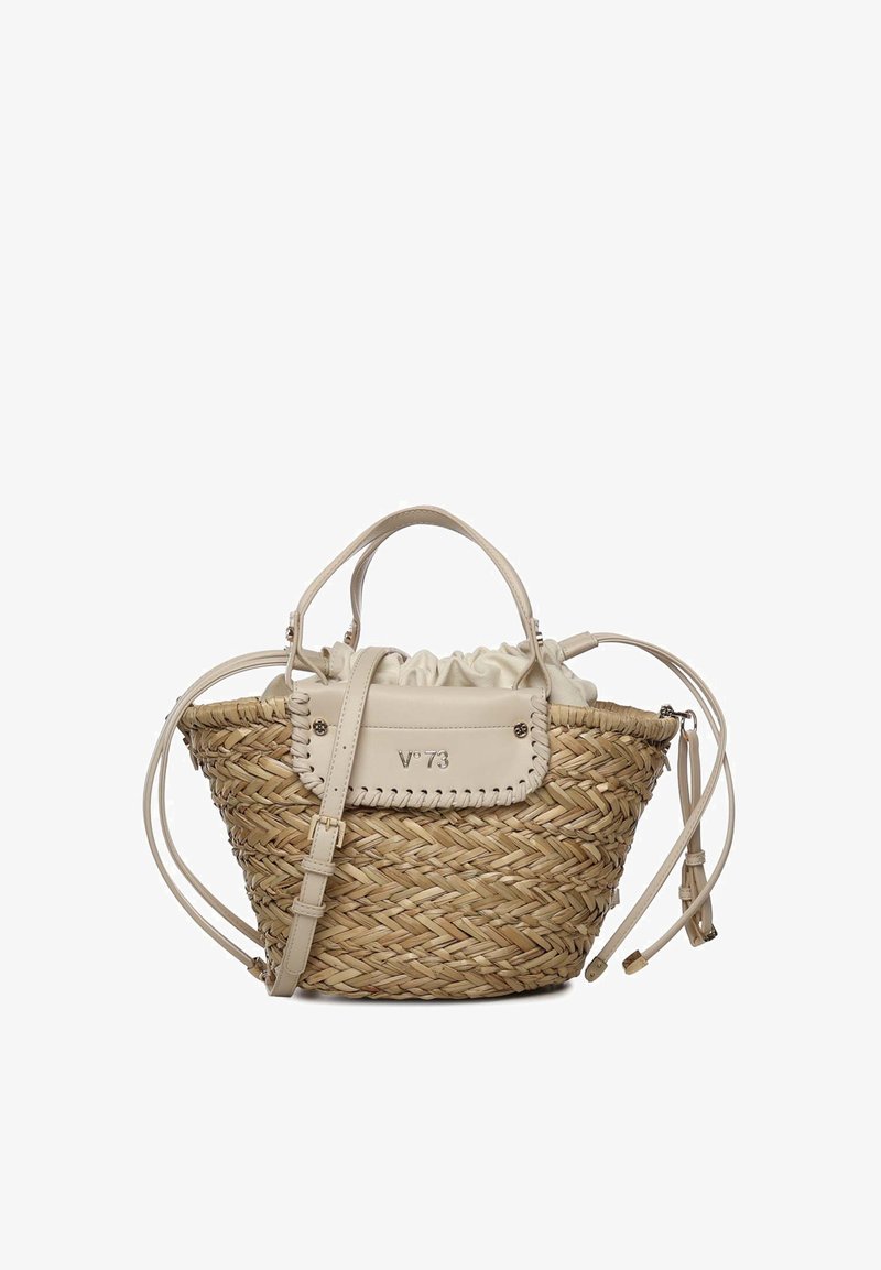 Bolso tejido de paja con solapa de cuero beige, cierre con cordón, asas superiores y correa de hombro ajustable.
