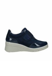 Scarpa con zeppa di colore blu navy in suede misto e pelle verniciata, ampia fascia elastica con piccole pietre brillanti e suola spessa bianca.