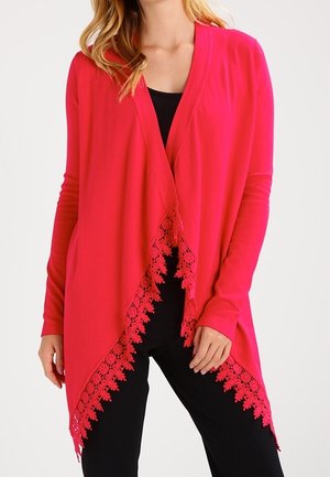 Cardigan à manches longues, ouvert à l'avant, en rose vif, avec une bordure en dentelle festonnée le long de l'ourlet et un matériau doux et léger.