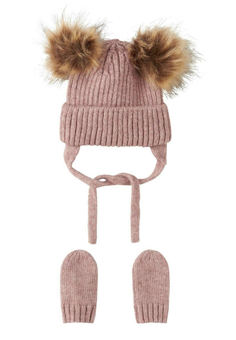 Cappello di lana rosa lavorato a maglia con due pompon in pelliccia sintetica, caratterizzato da un design a coste, cinturini sui lati e guanti rosa coordinati.
