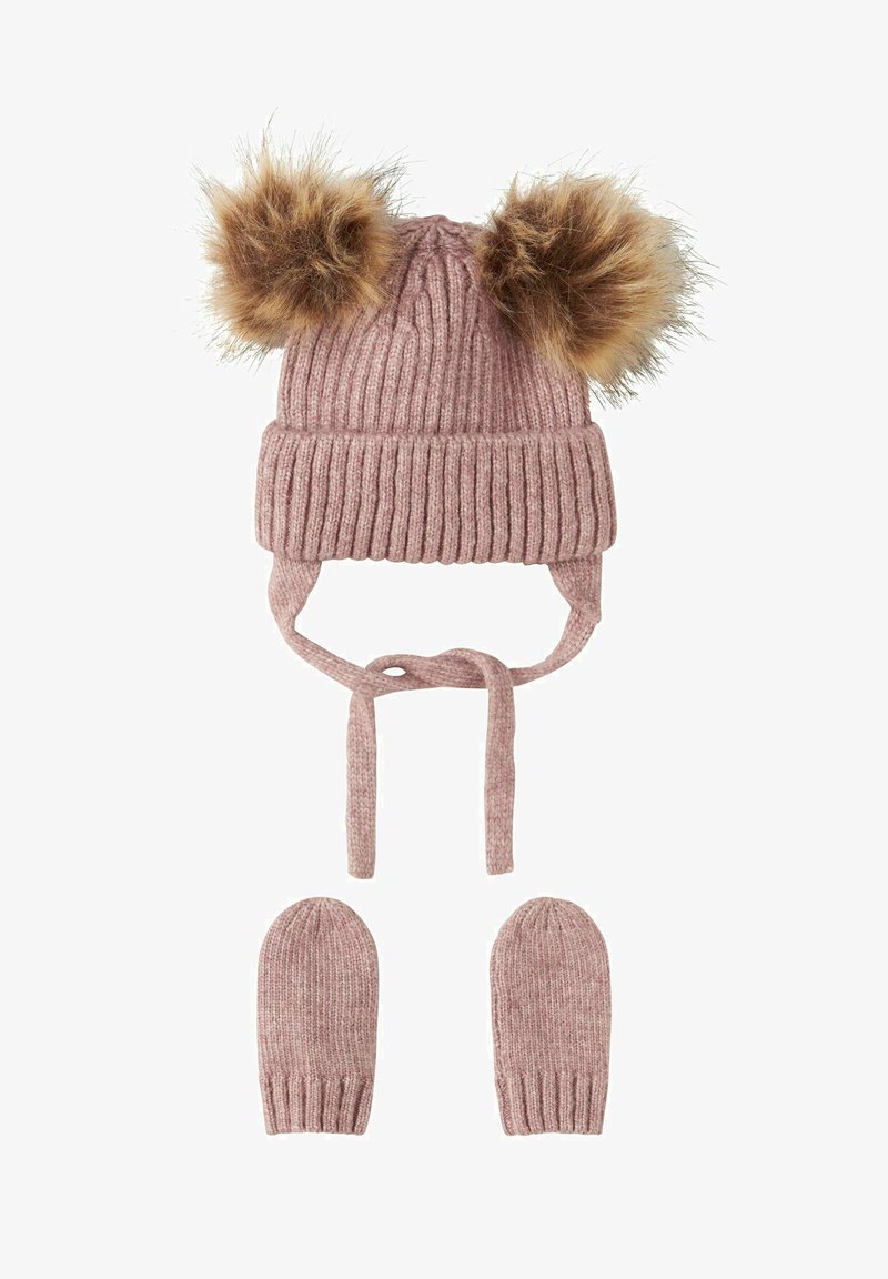 Caciula tricotată roz, cu două pompoane din blană sintetică, având un design cu dungi, bretele pe margini și mănuși roz asortate.