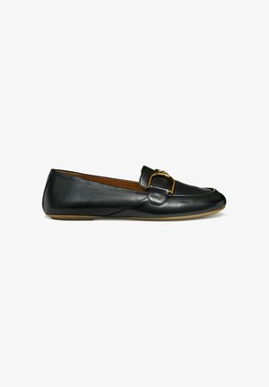 Mocasines de cuero negro con punta redondeada, que cuentan con un acento de hebilla en tono dorado en el empeine y una suela de goma plana. Textura suave.