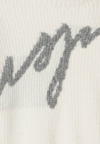 Maglione lavorato a maglia in crema e grigio, con un prominente design di testo scritto a mano grigio. Morbida texture con un colletto e un corpo a coste.