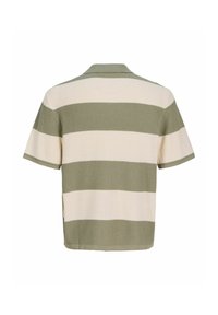 Polo en maille à manches courtes avec larges rayures horizontales vert olive et beige, montré de dos sur fond blanc.
