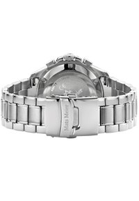 Silberner Edelstahlarmbanduhr mit gebürsteter und polierter Oberfläche, Gliederarmband, rundem Gehäuse und einem detailliert gravierten Verschluss.