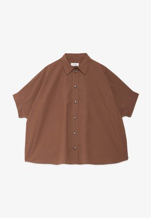 Camicia marrone a maniche corte con bottoni, colletto e taschino sul petto, mostrata distesa su sfondo bianco.