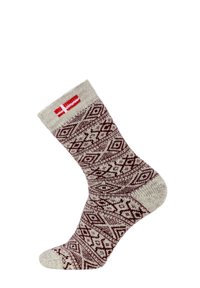 Gestrickte Socken mit grauer Basis, rotem und dunkelbraunem geometrischem Muster, einem gerippten Bund und einem roten Akzentstreifen oben.