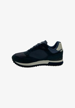Scarpa sportiva blu navy in materiali rete e suede, suola testurizzata e dettagli bianchi. Caratterizzata da un colletto imbottito e design con lacci.