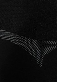 Tissu noir avec un motif en maille texturée et une bande en zigzag grise traversant en diagonale la surface.