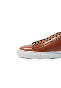 Smeđe kožne tenisice s glatkom završnom obradom, s smeškim pertlama, zaobljenim nosom i teksturiranim bijelim gumeni potplat.