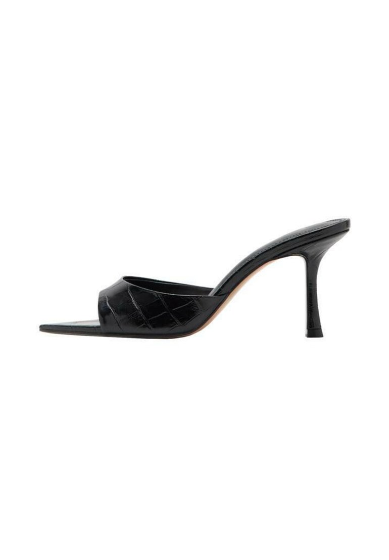 Sandal de tacón stiletto abierto negro con un acabado brillante y elegante, que presenta detalles acolchados y un tacón alto y delgado. Forro interior suave.