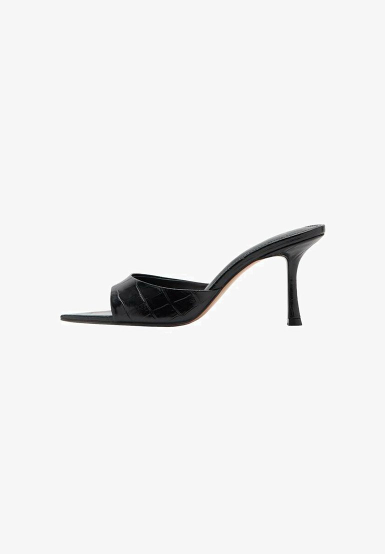 Sandal de tacón stiletto abierto negro con un acabado brillante y elegante, que presenta detalles acolchados y un tacón alto y delgado. Forro interior suave.