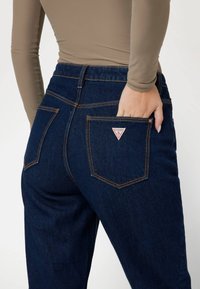 Guess MOM - Jeans a sigaretta - dunkelblau