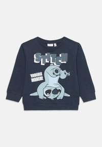 Sweatshirt blu navy con una grafica di un personaggio cartoon di Stitch, con testo bianco in grassetto che legge "TROUBLE MAKER!" sopra. Tessuto in misto cotone.