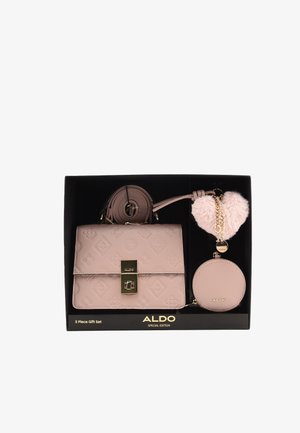 Ensemble cadeau trois pièces comprenant un sac à main texturé rose clair avec des accessoires dorés, une pochette assortie pour pièces de monnaie et un porte-clés doux en forme de cœur.