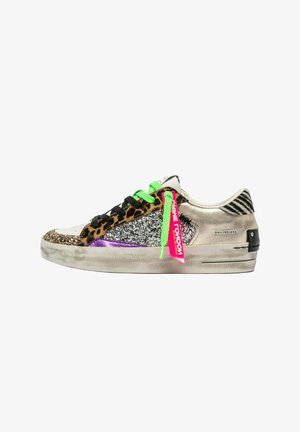 Sneaker bassa con stampe animali miste, glitter, pannello metallico viola, lacci verde neon e neri, e un'etichetta rosa su suola bianca.