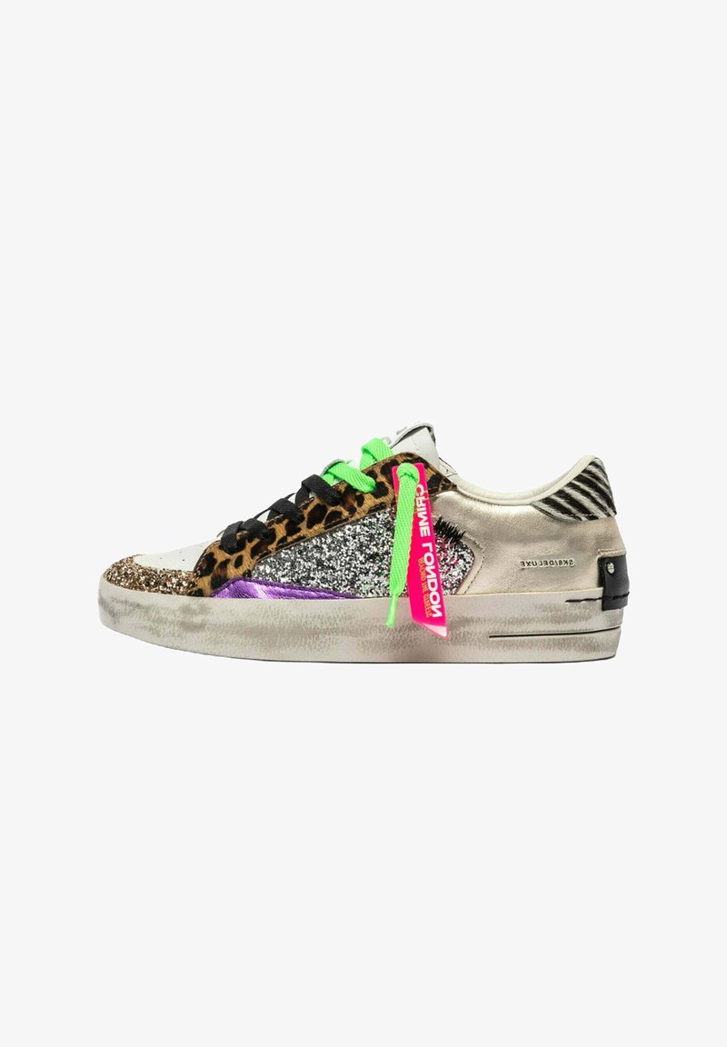 Sneaker bassa con stampe animali miste, glitter, pannello metallico viola, lacci verde neon e neri, e un'etichetta rosa su suola bianca.