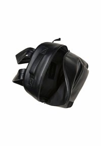 Zaino in pelle nera con finitura texturizzata, interno spazioso, doppie cinghie e chiusura con zip. Etichetta logo distintiva all'interno.