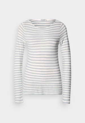 Haut à manches longues rayé en tissu doux, comprenant des rayures alternées de gris clair et de blanc. Encolure en scoop et design ajusté avec des manches longues.