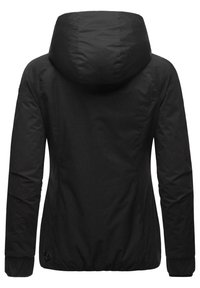Veste à capuche noire avec une texture lisse et mate, des poignets élastiques et une coupe ajustée, accompagnée d'une étiquette de marque en bas.