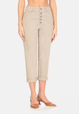 Pantaloni beige a vita alta con chiusura a cinque bottoni, fondo arrotolato e tasche laterali. Realizzati in cotone con texture liscia.