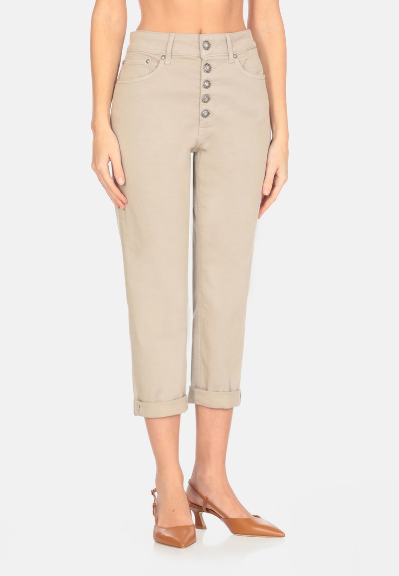 Pantaloni beige a vita alta con chiusura a cinque bottoni, fondo arrotolato e tasche laterali. Realizzati in cotone con texture liscia.