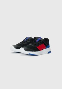 Chaussures de sport noires avec une tige en mesh respirant, ornées d'accents rouges et bleus, dotées d'une semelle rembourrée et d'un col rembourré pour le confort.
