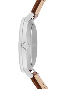 Orologio con cassa in metallo argentato dal finitura lucida, cinturino in pelle marrone, forma circolare e pulsante laterale; la texture presenta elementi lisci e opachi.