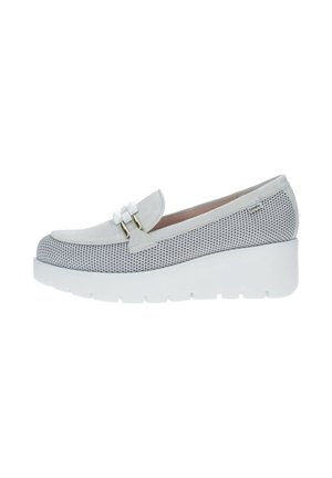 Mocasines de plataforma de ante gris con un panel lateral de malla, que cuentan con un acento decorativo de cadena. Suelas blancas gruesas que ofrecen estabilidad y altura.