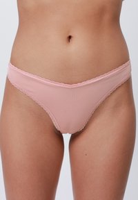 Roze geribbelde thong met een geschulpte kanten rand langs de tailleband en beenopeningen, ontworpen voor een strakke pasvorm en minimale bedekking.