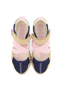 Sandalias Nike con un diseño de malla en azul marino y beige, con acentos de cinta rosa y cierres de Velcro; construcción ligera y material transpirable.