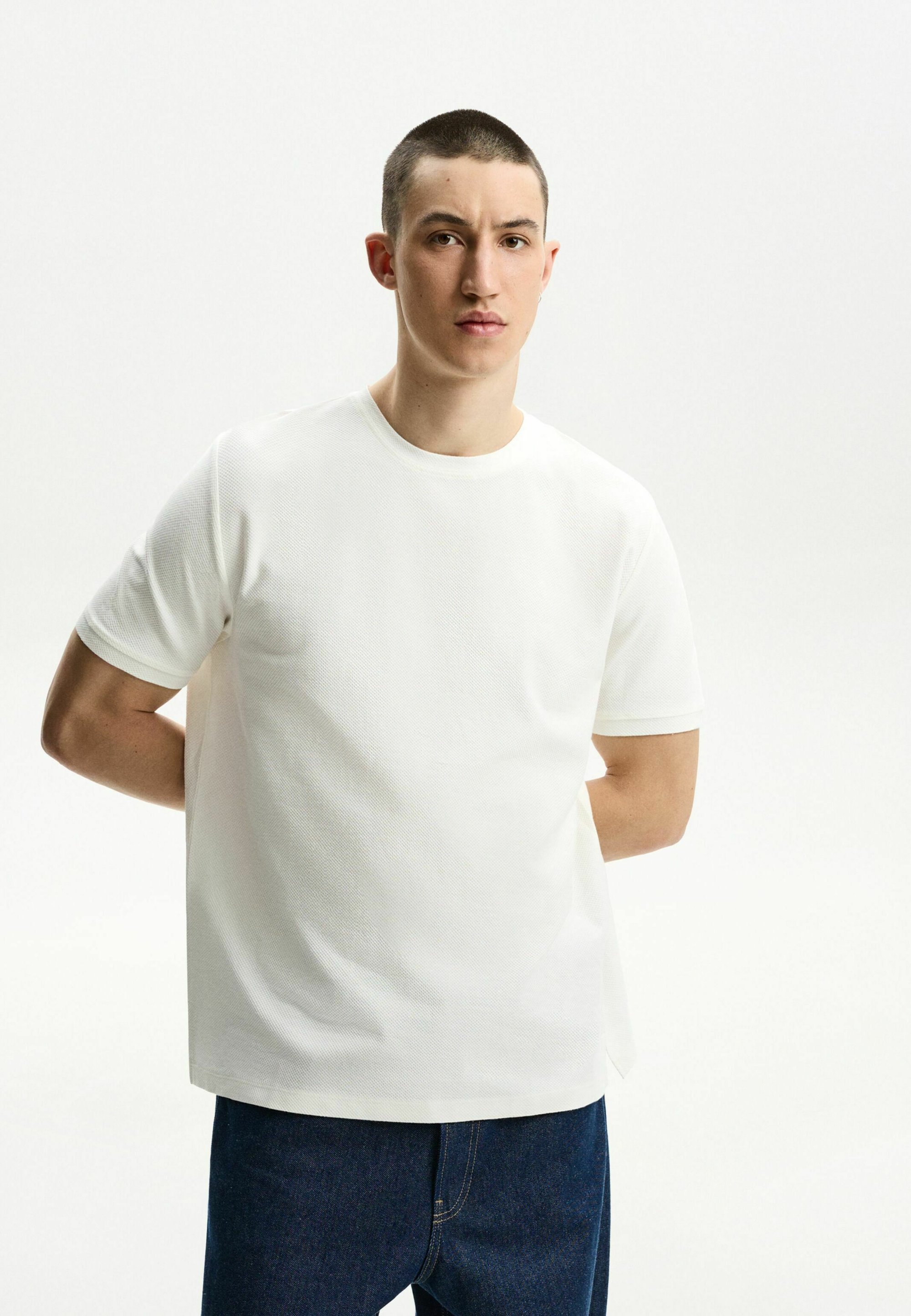Bershka TEXTURED SHORT SLEEVE Basic T-shirt white Zalando